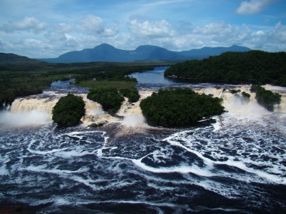 La Laguna Canaima, uno de los tantos paisajes que ofrece el Parque Nacional Canaima. Foto: Commons de Wikimedia